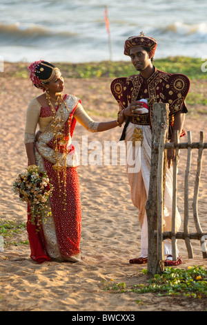 Sri-Lankais traditionnels mariés après leur mariage, sur une plage, Sri Lanka Banque D'Images