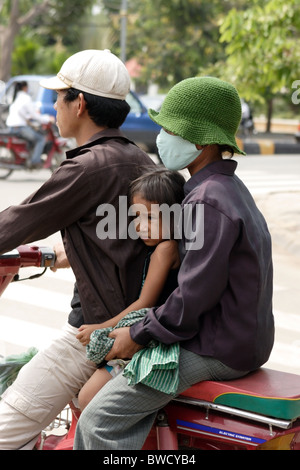 Famille sur un scooter, Phnom Penh, Cambodge. Banque D'Images