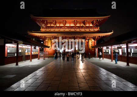 Kaminari-mon (Thunder gate) Le Temple Senso-ji par nuit, Tokyo, Japon Banque D'Images