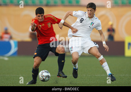 Fran Merida de l'Espagne (l) et Andrea Mazzarani de l'Italie (r) bataille pour la balle lors d'un 2009 FIFA U-20 World Cup Match Banque D'Images