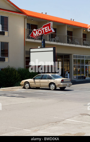 Un motel bon marché avec un vieux motel style flèche signe. Zone blanche sur le signe pour le texte. Copie de l'espace a été laissé pour copier en bas. Banque D'Images