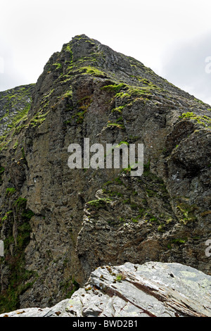 En regardant vers Hobcarton Crag de près du sommet d'Hopegill la tête dans le Parc National du Lake District, Cumbria, Angleterre. Banque D'Images