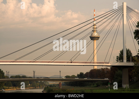 La tour de télécommunications de Mannheim et Kurt Schumacher Bridge, Allemagne Banque D'Images