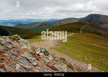 Depuis le sommet de la tête vers Hopegill Grisedale Pike dans le Parc National du Lake District, Cumbria, Angleterre. Banque D'Images