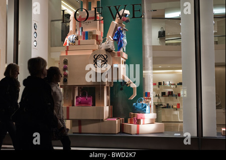 Paris, France, Luxe Fashion Brands, femmes Shopping, Loewe Shop Front Window Display, (Avenue Montaigne) fenêtres de nuit Banque D'Images