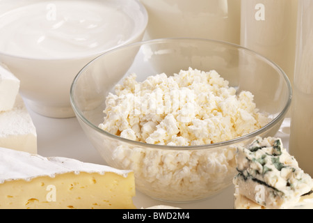 Différents produits laitiers : fromage ; crème ; le lait. Sur un fond blanc. Banque D'Images