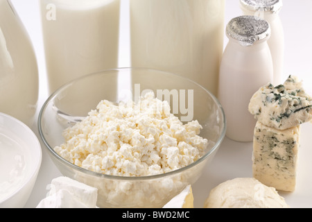 Différents produits laitiers : fromage ; crème ; le lait. Sur un fond blanc. Banque D'Images
