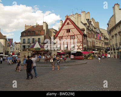 Square dans le quartier historique et animé du centre-ville de Dijon, Bourgogne, France Banque D'Images