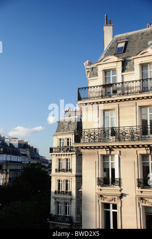 Paris appartement bloc dans la lumière du soleil de l'après-midi avec ciel bleu clair Banque D'Images