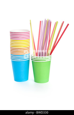 Gobelet jetable en papier et de paille avec fond blanc Banque D'Images