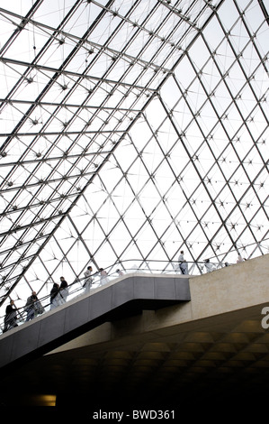 À l'intérieur de la pyramide du Louvre Banque D'Images