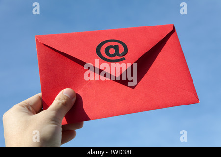 Enveloppe rouge avec le symbole @, un concept de E-Mail Banque D'Images