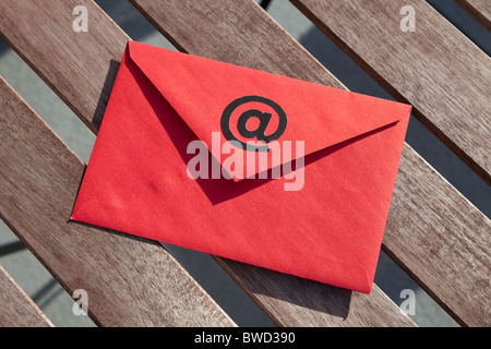 Enveloppe rouge avec le symbole @, un concept de E-Mail Banque D'Images