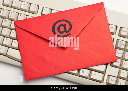 Enveloppe rouge avec le symbole @, un concept de E-Mail Banque D'Images