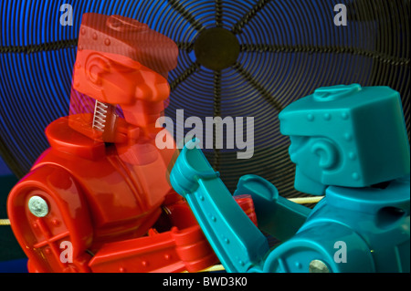 Rouge et bleu, concept, conceptuel, une vue artistique de 'Rock 'em Sock 'em robots' un jeu classique à partir des années 1970 produit par Mattel. Banque D'Images