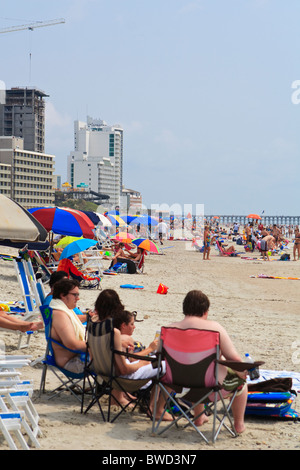 Tiré d'un téléobjectif de monde Myrtle Beach, SC une journée chaude en août le long de la rive Grande. Une jetée promenade est dans la distance Banque D'Images