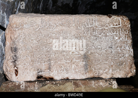 L'arabe l'inscription sur une dalle de pierre à l'intérieur de la grotte des Sept Dormants près d'Amman en Jordanie. Banque D'Images