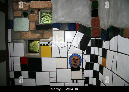 Frederick Hundertwasser's mosaic toilettes publiques à Kawakawa, île du Nord, Nouvelle-Zélande Banque D'Images