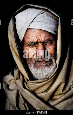 Old Indian man portrait enveloppé dans une couverture, de l'Andhra Pradesh, Inde Banque D'Images