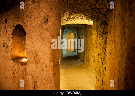 Une cabine privée avec meubles d'époque dans un ancien abri souterrain maintenant ouvert comme une attraction historique à Malte. Banque D'Images