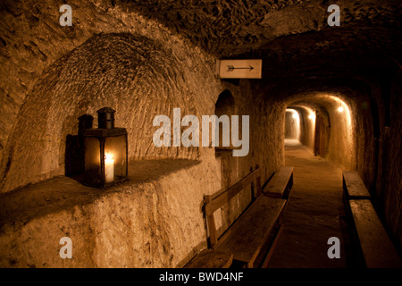 Une cabine privée avec meubles d'époque dans un ancien abri souterrain maintenant ouvert comme une attraction historique à Malte. Banque D'Images