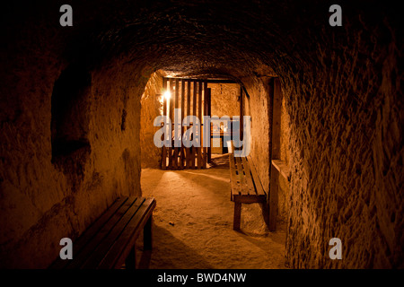 Une cabine privée avec meubles d'époque dans un ancien abri souterrain maintenant ouvert comme une attraction historique à Malte. Banque D'Images