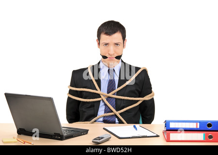 Un homme attaché avec une corde et bâillonnée avec bande dans le bureau Banque D'Images