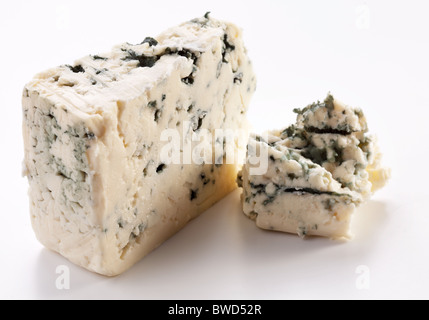 Morceaux de fromage bleu sur fond blanc. Banque D'Images