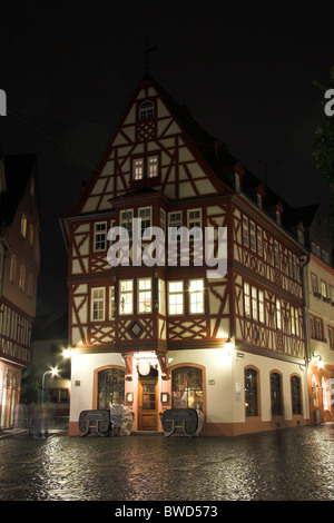 Place pavée, maison à colombages, Mayence la nuit, Allemagne Banque D'Images