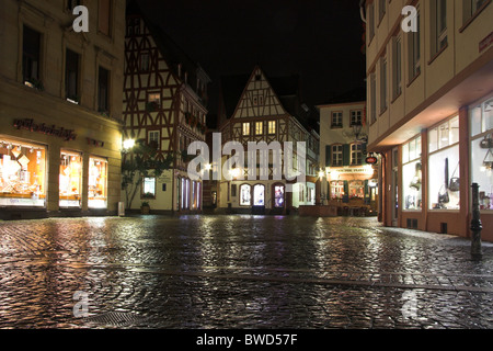 Place pavée, maison à colombages, Mayence la nuit, Allemagne Banque D'Images