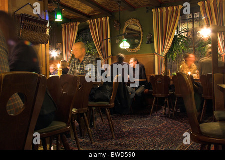 Pub confortable intérieur, Mainz, Allemagne Banque D'Images