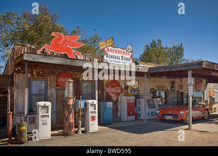 Cadeaux à l'ancienne station d'essence sur la Route 66 dans la région de Hackberry, Arizona, USA Banque D'Images