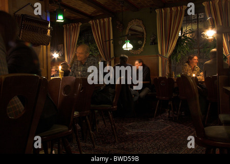 Pub confortable intérieur, Mainz, Allemagne Banque D'Images