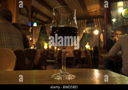 Photographie d'un verre de vin à moitié plein sur une table, pub intérieur, Mainz, Allemagne Banque D'Images