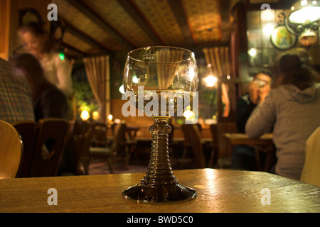 Photographie d'un verre de vin sur une table, pub intérieur, Mainz, Allemagne Banque D'Images