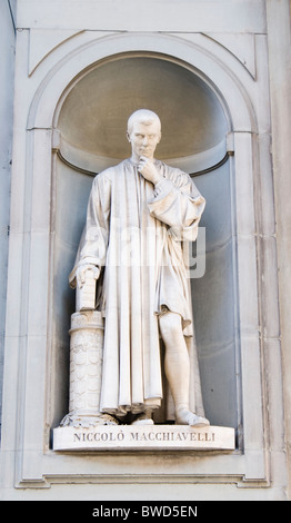 Statue de Machiavel à l'Uffizi Il y a 28 statues de célèbres florentins autour des murs de la Galerie des Offices Banque D'Images