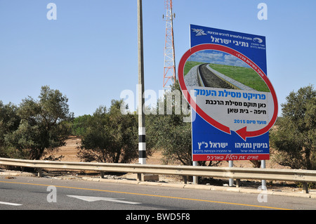 Israël, un panneau de signalisation annonçant les travaux sur la nouvelle ligne de train de Haïfa de Beit Shean Banque D'Images