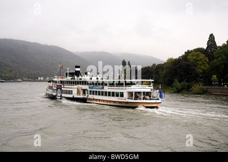 Pédalo sur le Rhin, près de Boppard, Allemagne Banque D'Images