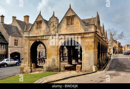 La Halle, construite en 1627, se dresse au centre de la ville de marché de Cotswold, Chipping Campden Gloucestershire Banque D'Images