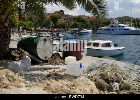 Il y a un bon nombre de navires de croisière de loisirs de luxe et de bateaux dans le port de la ville de Cavtat, mais il y a aussi des coins sur la.. Banque D'Images