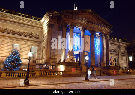 La Walker Art Gallery de nuit avec les lumières de Noël sur situé dans Liverpool. Banque D'Images