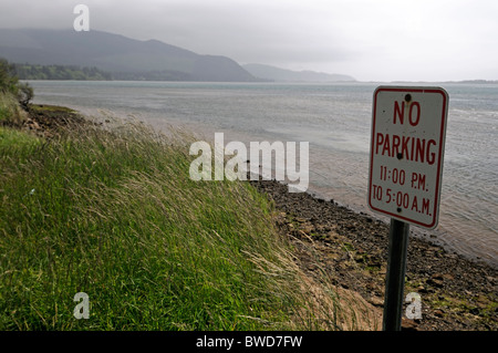 Aucun signe de stationnement de nuit le long de la côte pacifique nord-ouest de l'oregon usa essayant d'empêcher l'camp camping décourager Banque D'Images