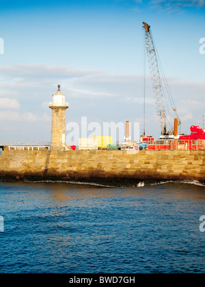 Un génie civil jack-up rig Haven Seajack entreprendre la réparation de la digue de la jetée Est Whitby Banque D'Images