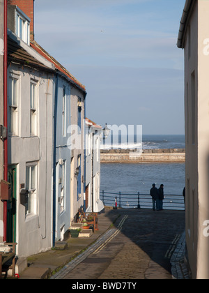 Une ruelle du port dans le North Yorkshire village balnéaire de Staithes avec James Cook, accueil de la petite enfance Banque D'Images