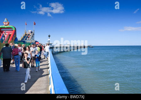 Les vacanciers bénéficient d'une journée d'été sur la jetée de Llandudno Banque D'Images