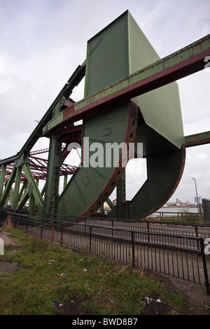 Rolling Lift (bascule) pont entre Orient et Occident flotteur flotteur sur la Mersey Docks, Birkenhead, Wirral, UK Banque D'Images