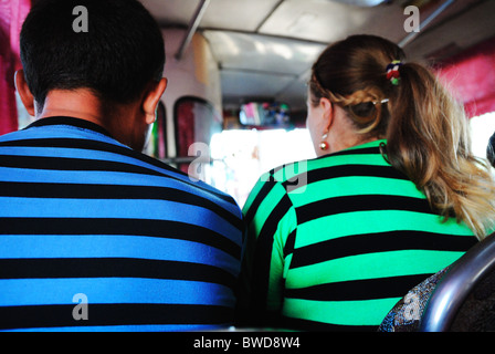 Couple sur bus Banque D'Images