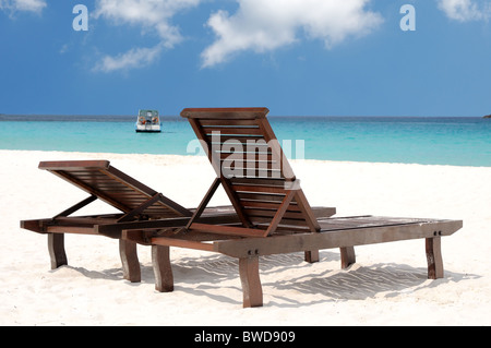 Deux chaises de plage de sable blanc tropical parfait Banque D'Images