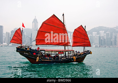 Jonque Chinoise de couleur rouge avec la voile dans le port de Victoria de Hong Kong Banque D'Images