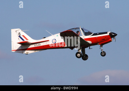 Scottish Aviation Bulldog T1 dans les couleurs de la formation de la RAF à l'escalade des couleurs après son décollage de RAF Benson Banque D'Images